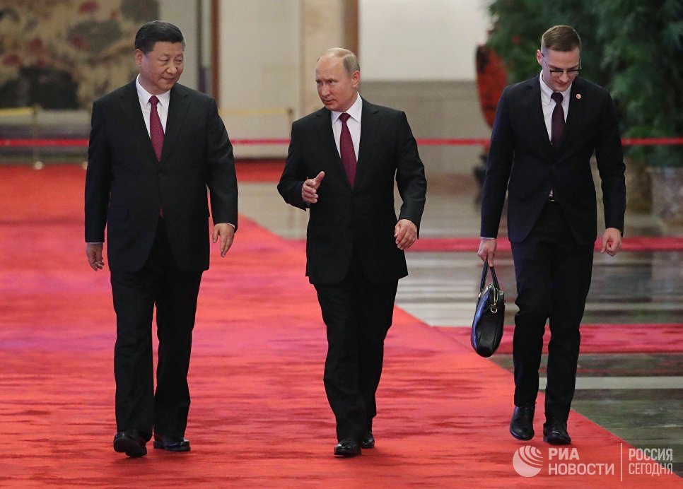 Путин приготовил и попробовал в Китае местную еду