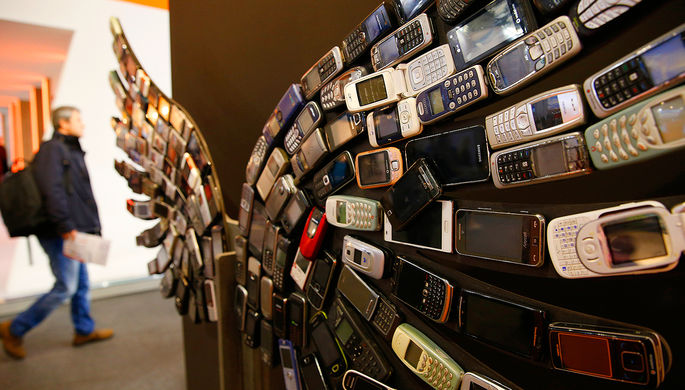 Британский министр предложил запретить мобильные телефоны в школах