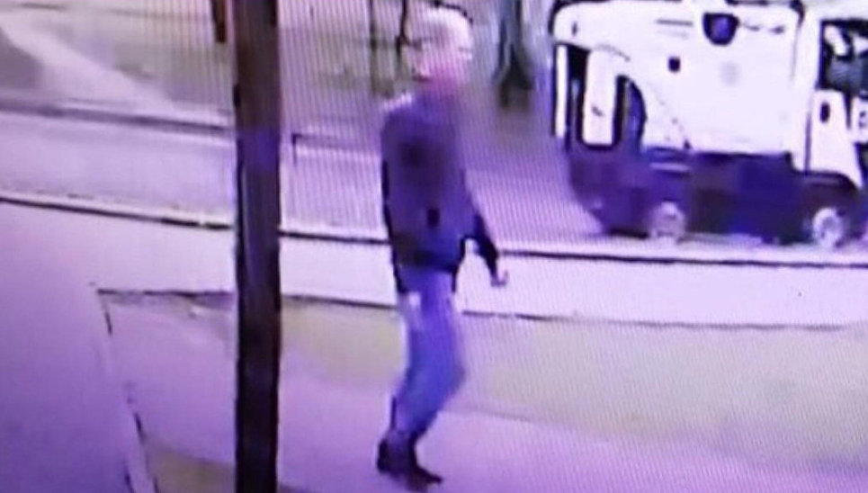 СК показал фото мужчины, предположительно ранившего 11-летнюю девочку