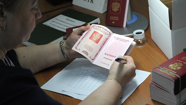 Госдума утвердила повысивший пошлины на загранпаспорт и права закон