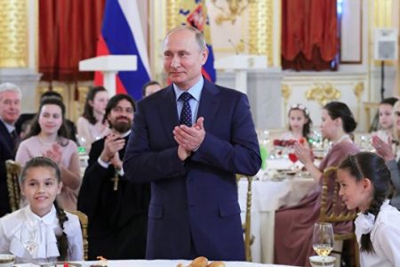 «Напугали сладкого»: Путин прервал свое выступление из-за плача ребенка
