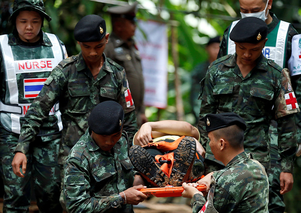 Четверых спасенных из тайской пещеры детей доставили в больницу