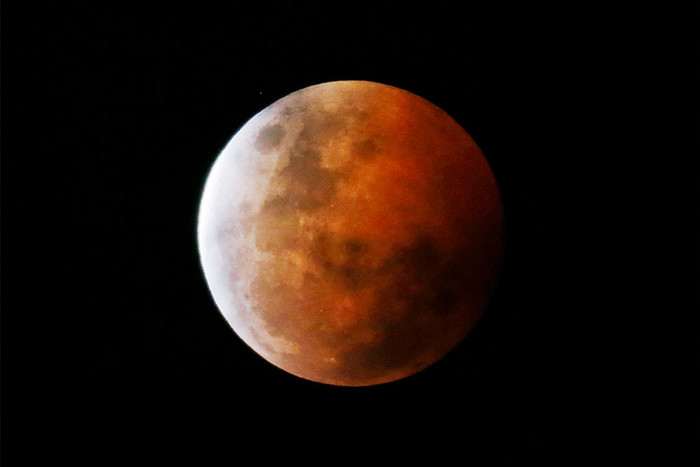«Кровавая» луна и Марс появятся на небе во время самого длинного лунного затмения века