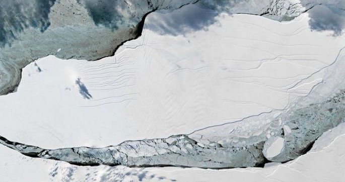 Отколовшийся от Антарктиды гигантский айсберг за год не сдвинулся с места