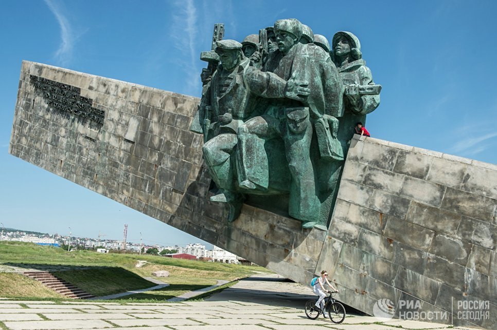 "Сидел бы дома, уже бы слег": 95-летний ветеран рассказал о секрете счастья