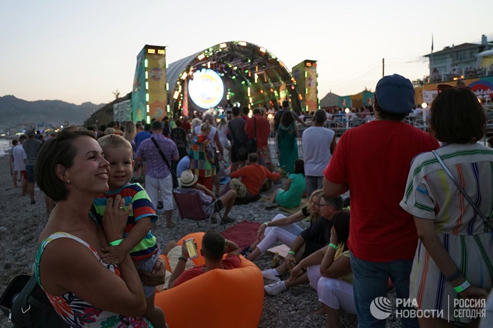 "Это наш дом": волонтеры фестиваля Koktebel Jazz Party провели субботник