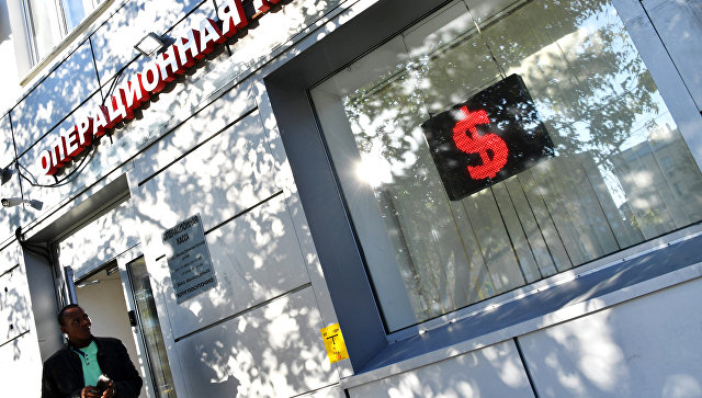 Рубль продолжил падение на фоне новых санкций США