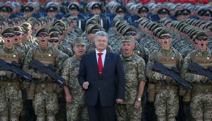 Во время речи Порошенко на параде солдат почетного караула упал в обморок