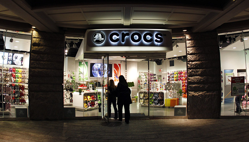 Откинули тапки: почему культовая Crocs cтала аутсайдером рынка