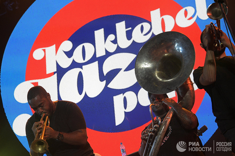 "Это наш дом": волонтеры фестиваля Koktebel Jazz Party провели субботник