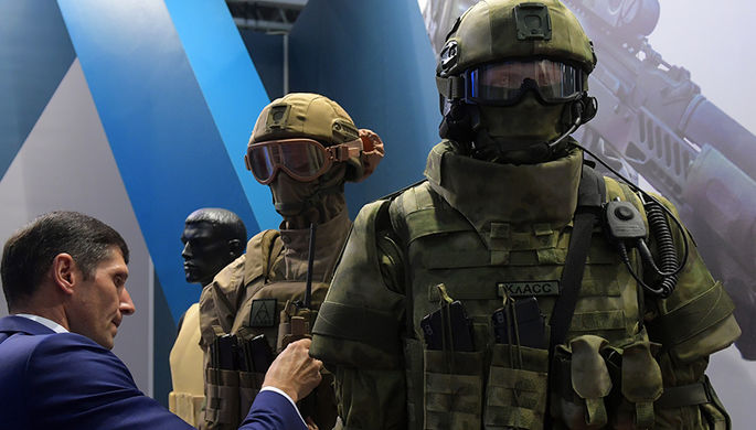 В России испытали экзоскелет, позволяющий стрелять из пулемета одной рукой