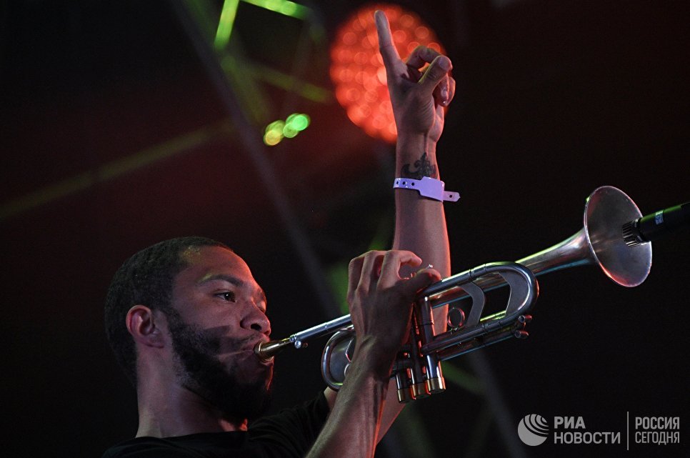 "Это наш дом": волонтеры фестиваля Koktebel Jazz Party провели субботник