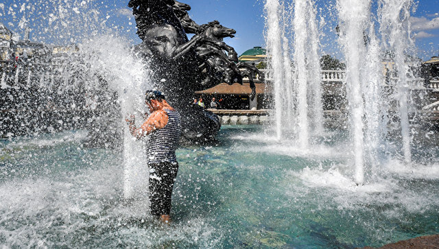 День ВДВ в Парке Горького: встречи, песни и фонтаны