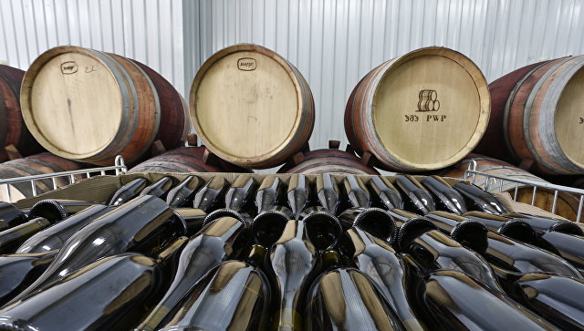 Пить белое вино в жару полезнее, чем красное, рассказали в Минздраве