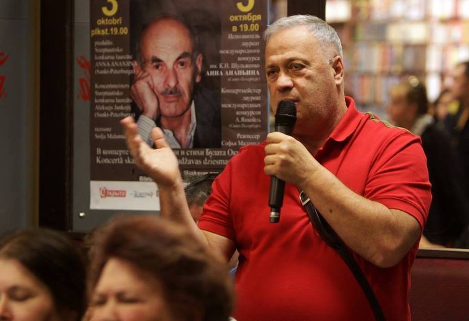 Русские "неграждане" ими и останутся. Из принципа