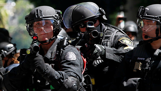 В США полиция применила резиновые пули против протестующих