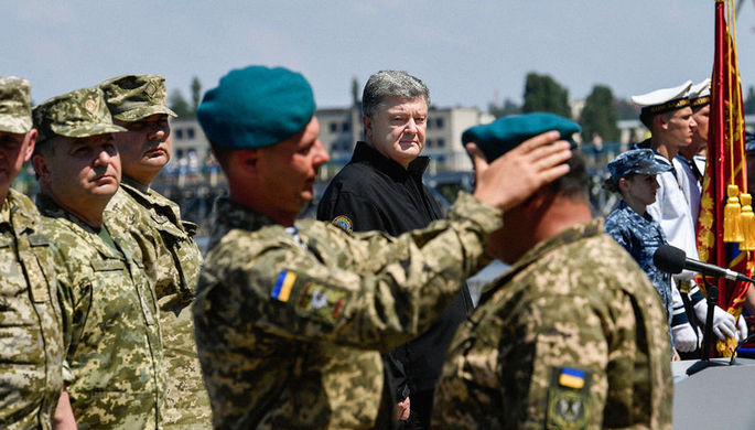 Порошенко поручил ВСУ заменить приветствие лозунгом &laquo;Слава Украине&raquo;