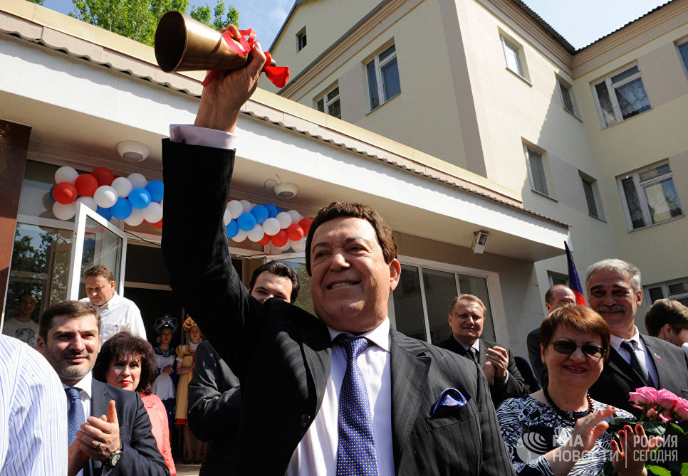 Проститься с Иосифом Кобзоном пришли тысячи человек