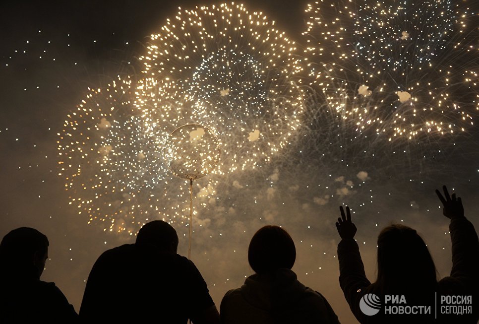 "Мы к вам заехали на час": в Москве открылся фестиваль "Круг света"