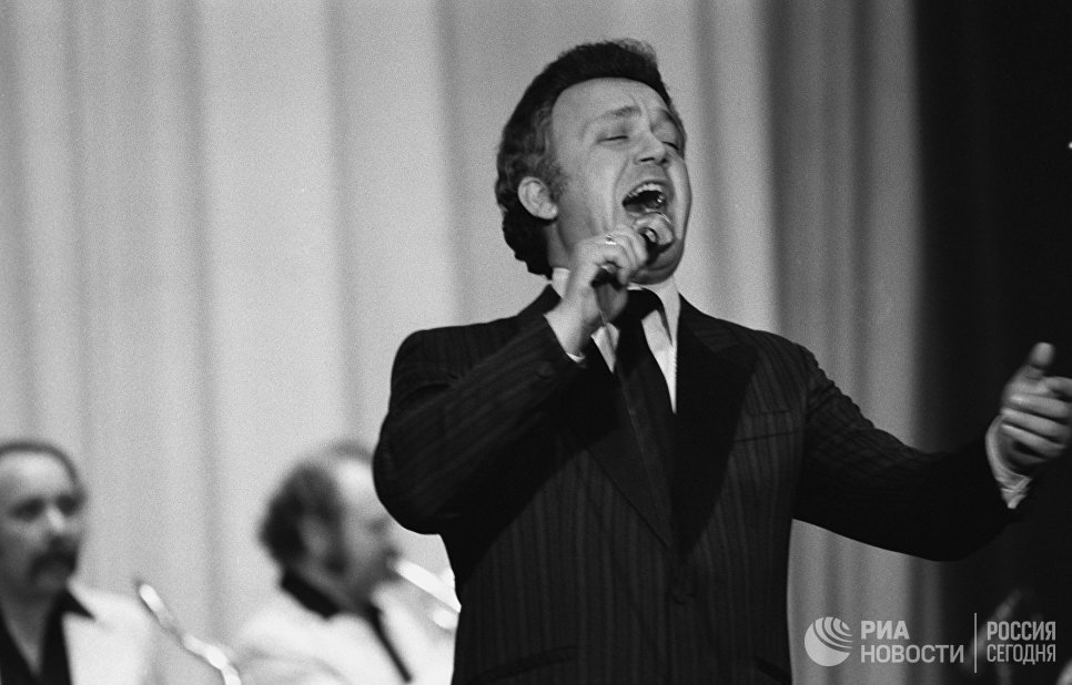 Проститься с Иосифом Кобзоном пришли тысячи человек