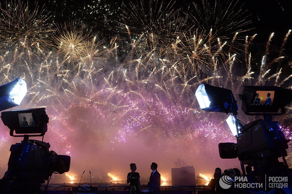 "Мы к вам заехали на час": в Москве открылся фестиваль "Круг света"