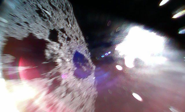 Японские роботы-прыгуны прислали первые снимки с астероида