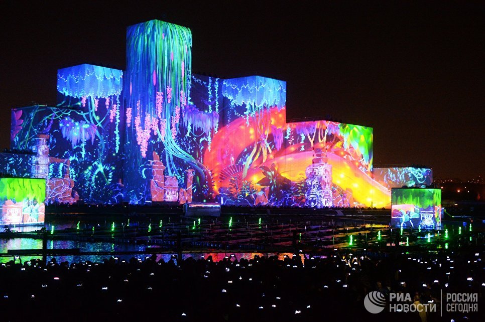 "Мы к вам заехали на час": в Москве открылся фестиваль "Круг света"