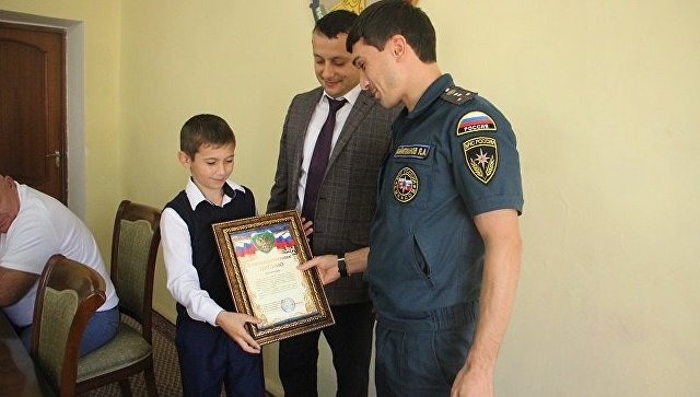 Школьника из Дагестана наградили за спасение тонущего двухлетнего ребенка