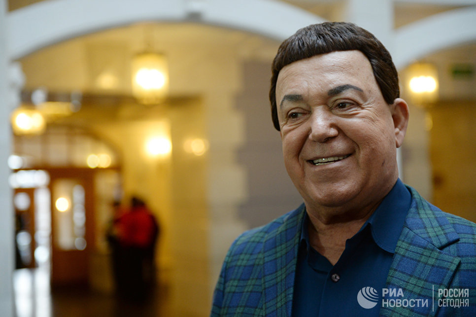 Проститься с Иосифом Кобзоном пришли тысячи человек