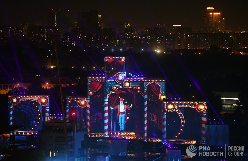 "Мы к вам заехали на час": в Москве открылся фестиваль "Круг света"