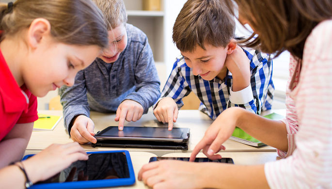 NYT: власти Франции установили запрет на смартфоны в школах