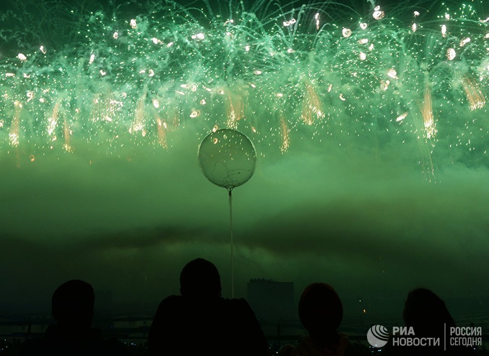 "Мы к вам заехали на час": в Москве открылся фестиваль "Круг света"