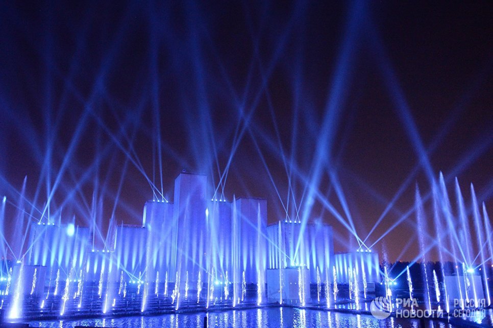 "Мы к вам заехали на час": в Москве открылся фестиваль "Круг света"