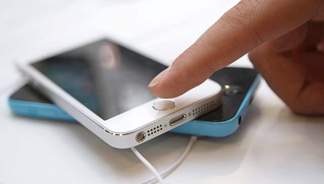 Депутат предложил обязать супругов давать согласие на доступ к гаджетам