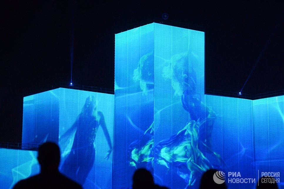 "Мы к вам заехали на час": в Москве открылся фестиваль "Круг света"