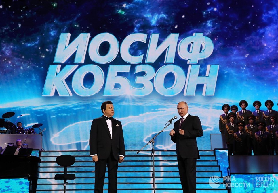 Проститься с Иосифом Кобзоном пришли тысячи человек