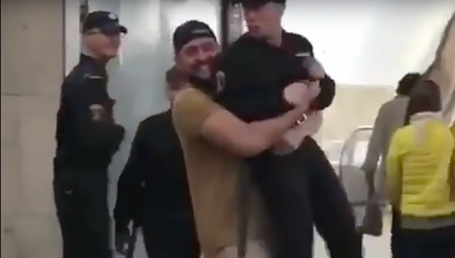 Поднявший росгвардейца на руки мужчина не признал свою вину