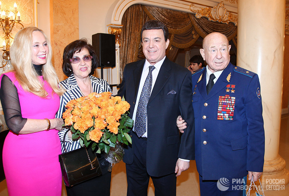 Проститься с Иосифом Кобзоном пришли тысячи человек