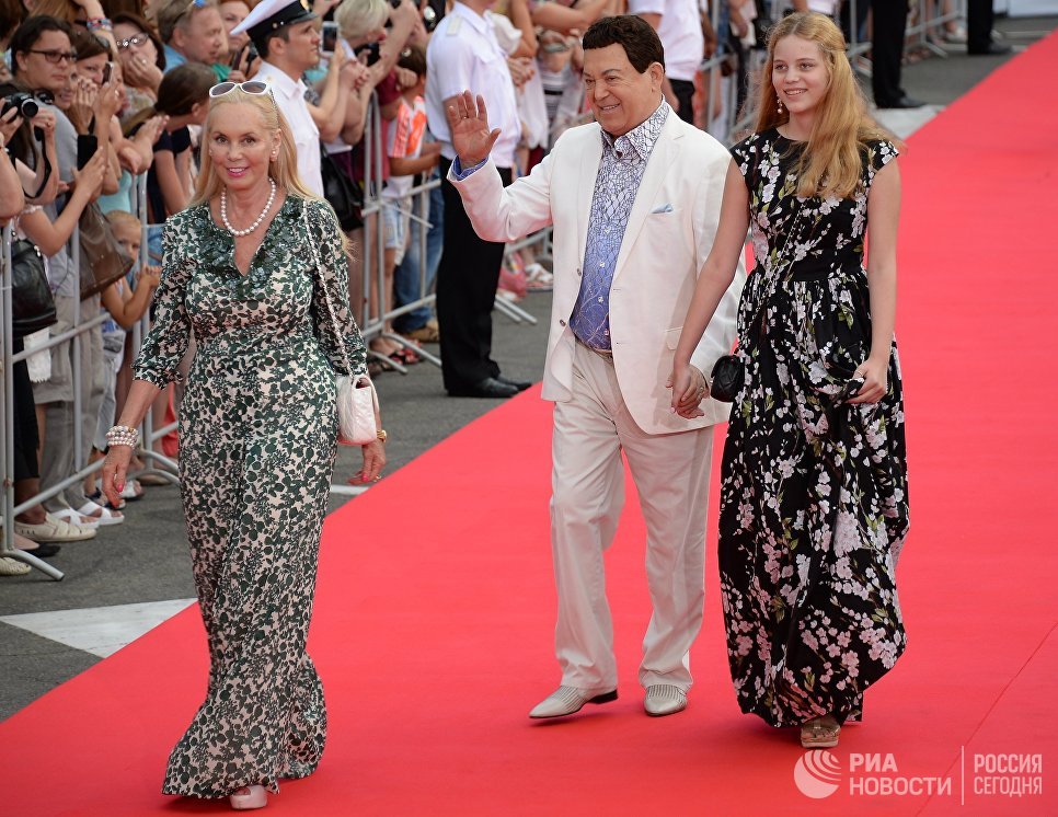 Проститься с Иосифом Кобзоном пришли тысячи человек