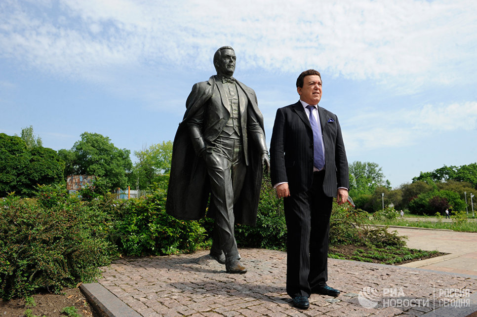 Проститься с Иосифом Кобзоном пришли тысячи человек