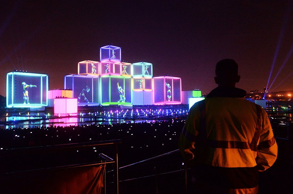 "Мы к вам заехали на час": в Москве открылся фестиваль "Круг света"