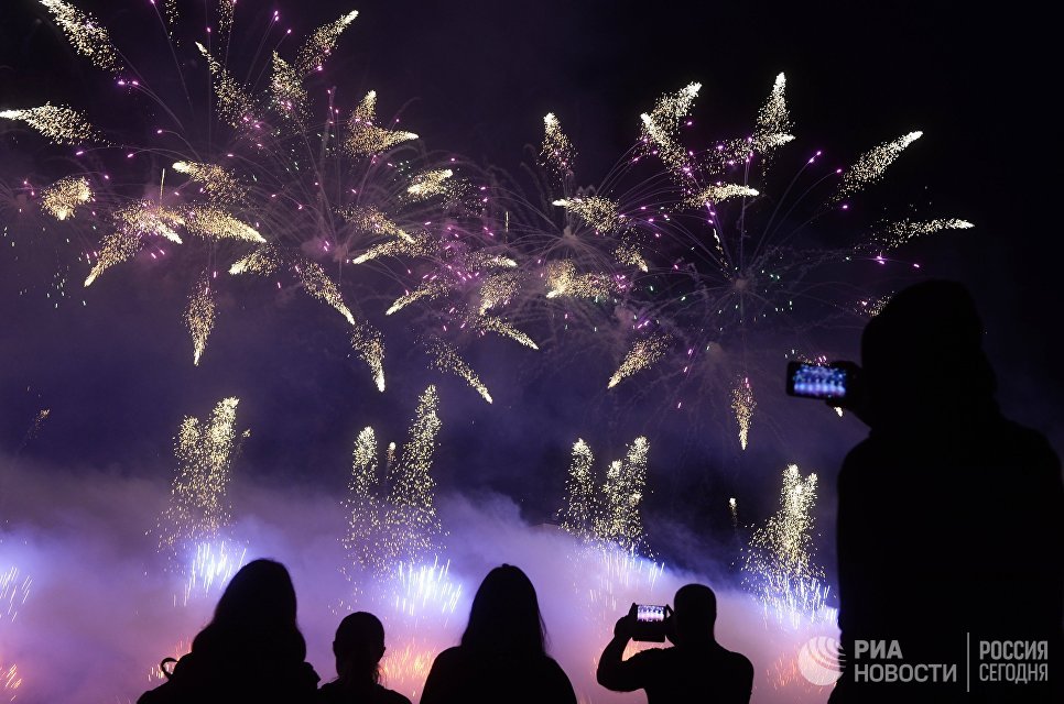 "Мы к вам заехали на час": в Москве открылся фестиваль "Круг света"