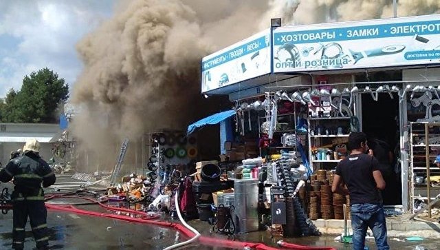 В Краснодаре ликвидировали открытое горение на складе торгового комплекса