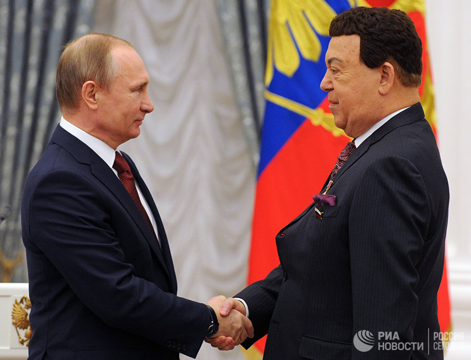 Проститься с Иосифом Кобзоном пришли тысячи человек