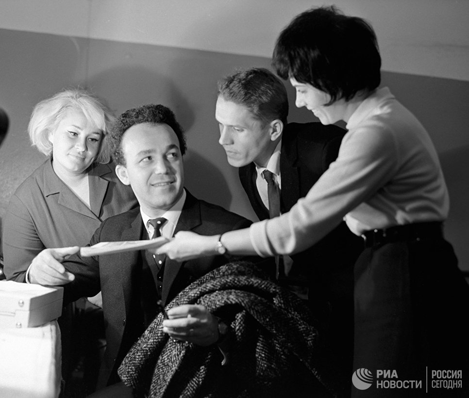 Проститься с Иосифом Кобзоном пришли тысячи человек