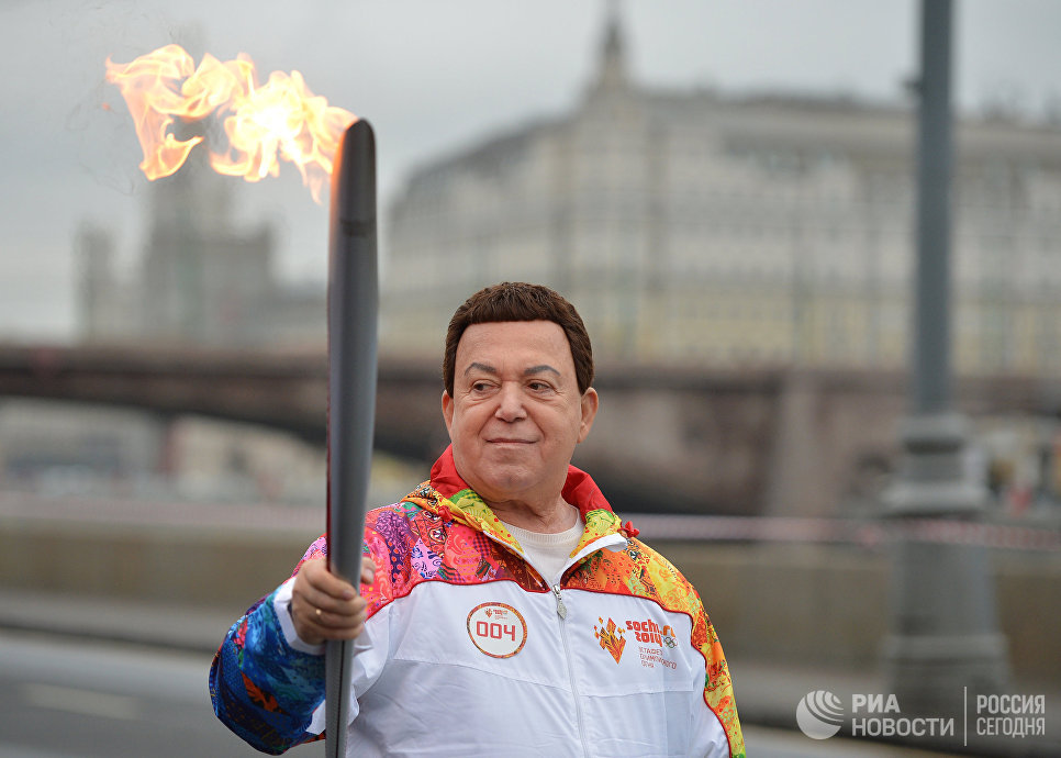 Проститься с Иосифом Кобзоном пришли тысячи человек