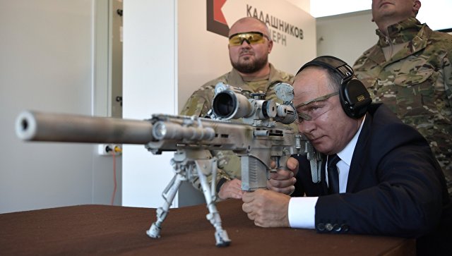 Путин пострелял из винтовки в стрелковом центре "Калашникова"