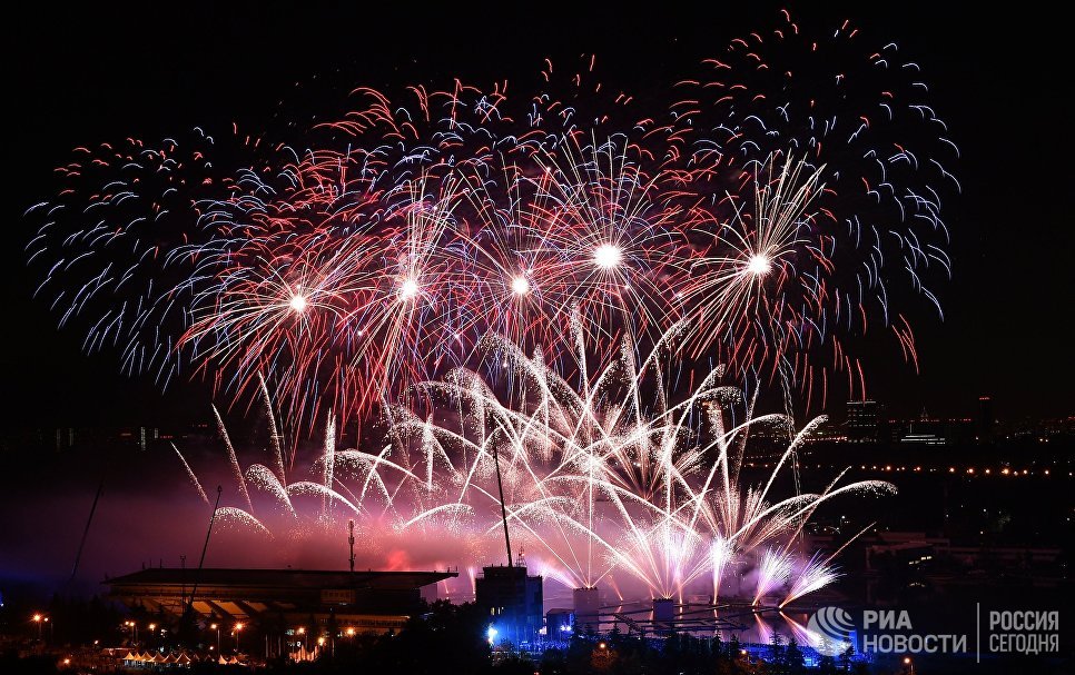 "Мы к вам заехали на час": в Москве открылся фестиваль "Круг света"