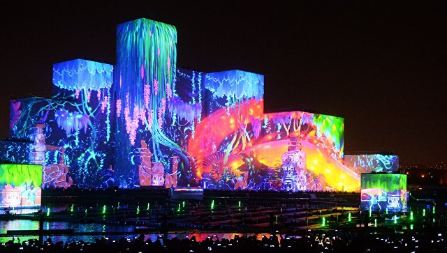 "Мы к вам заехали на час": в Москве открылся фестиваль "Круг света"