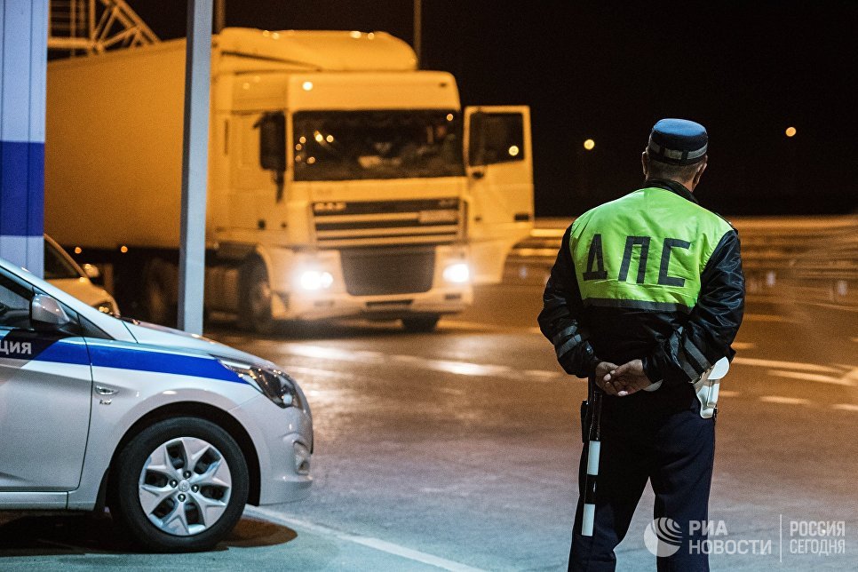 Фрагмент пролета строящейся ж/д части Крымского моста съехал в воду